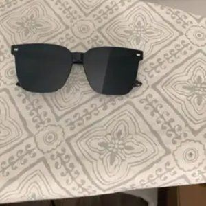 Stylish and Vintage The oval shape and vintage design of these sunglasses make t